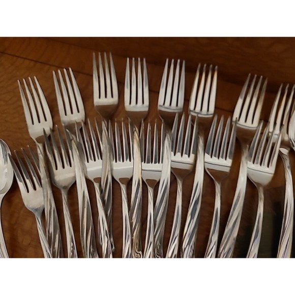 Wm Rogers Flatware Service For 8 Extra Silver Plate Tarnish Proof Chest - Picture 9 of 16
